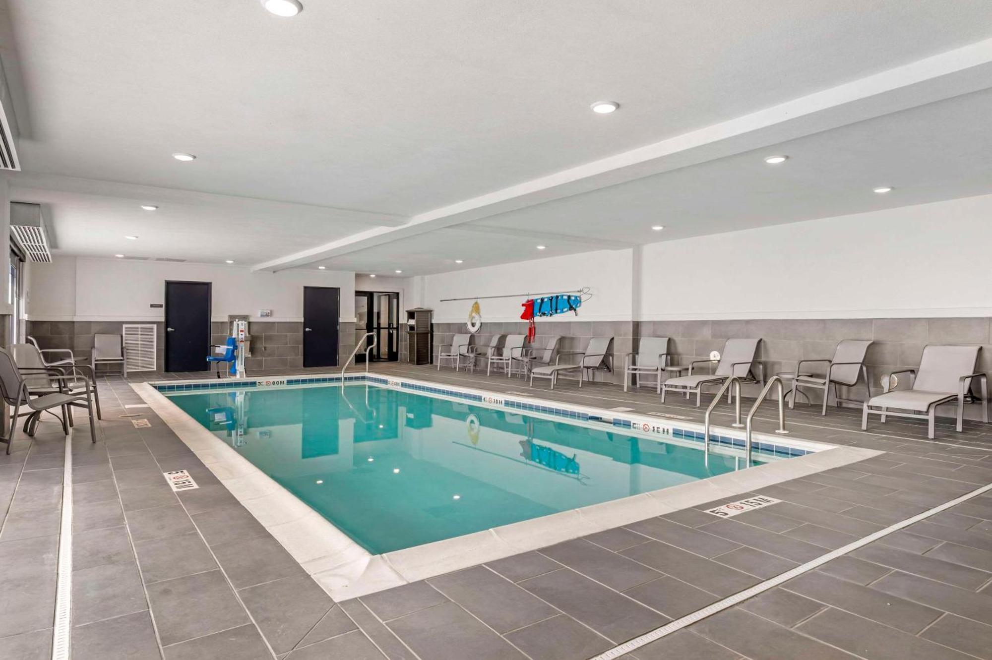 Hotel Comfort & - Louisville North