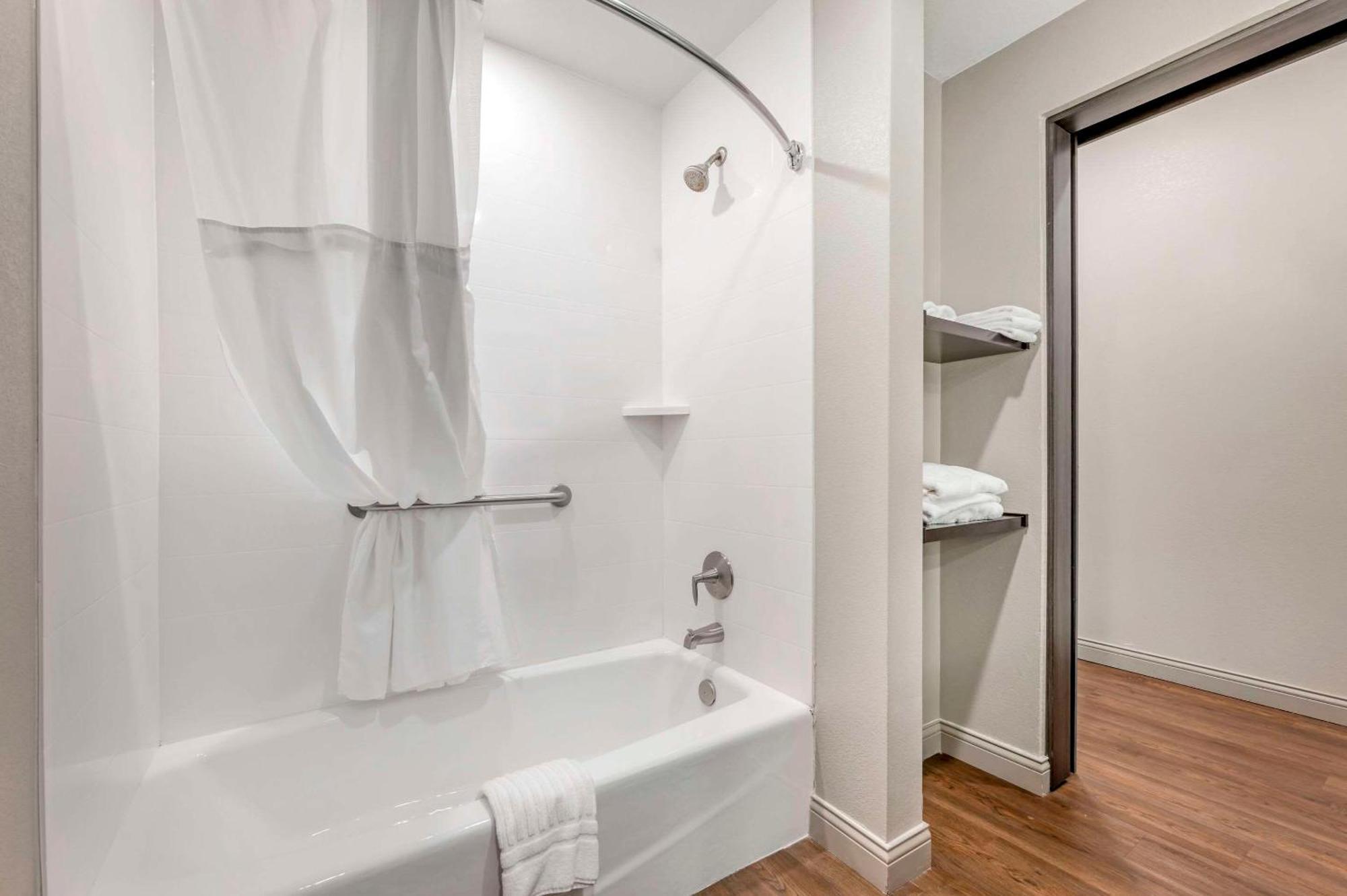 Western Louisville North Hotel 2*