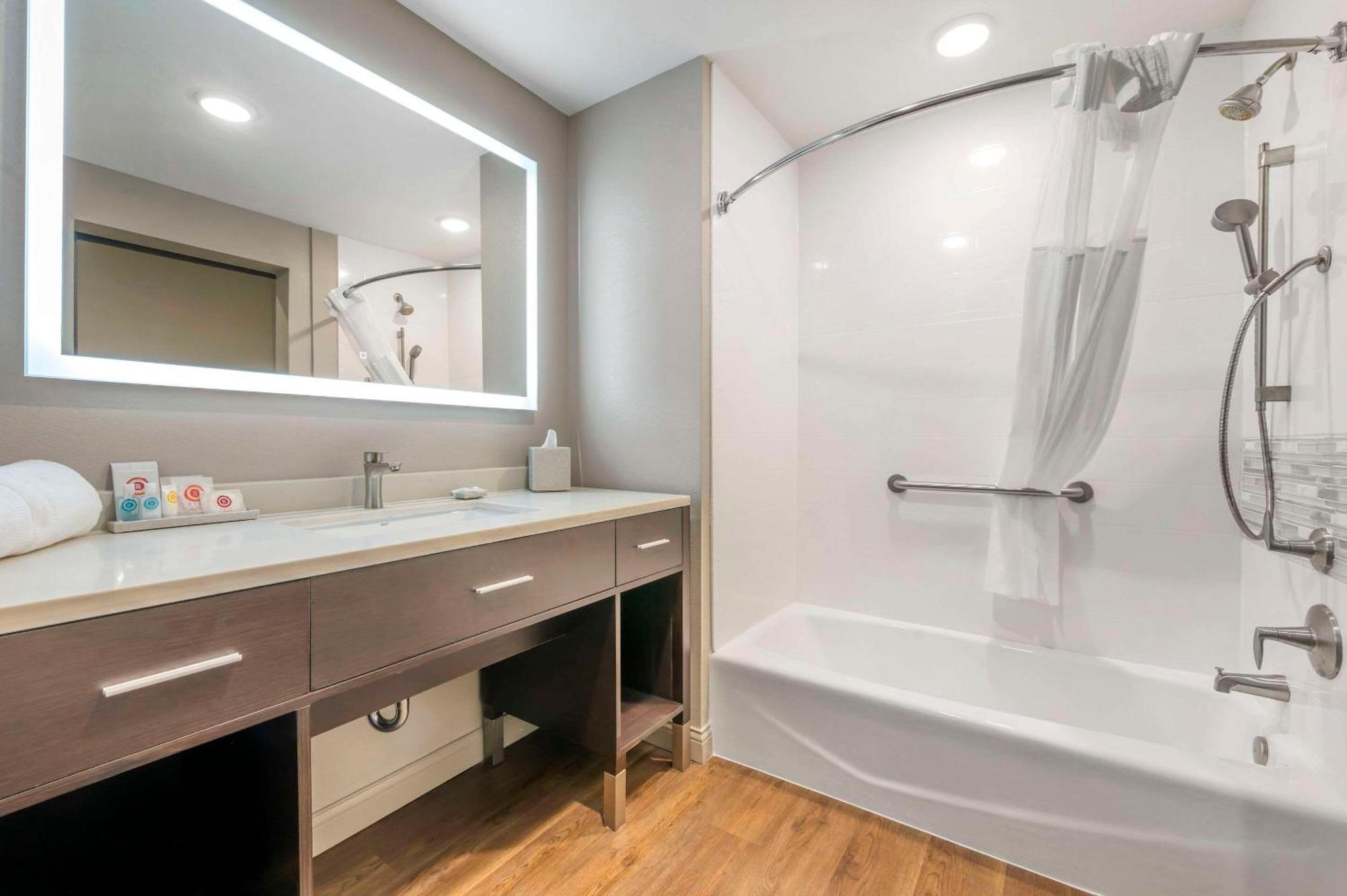 Hotel Comfort & - Louisville North